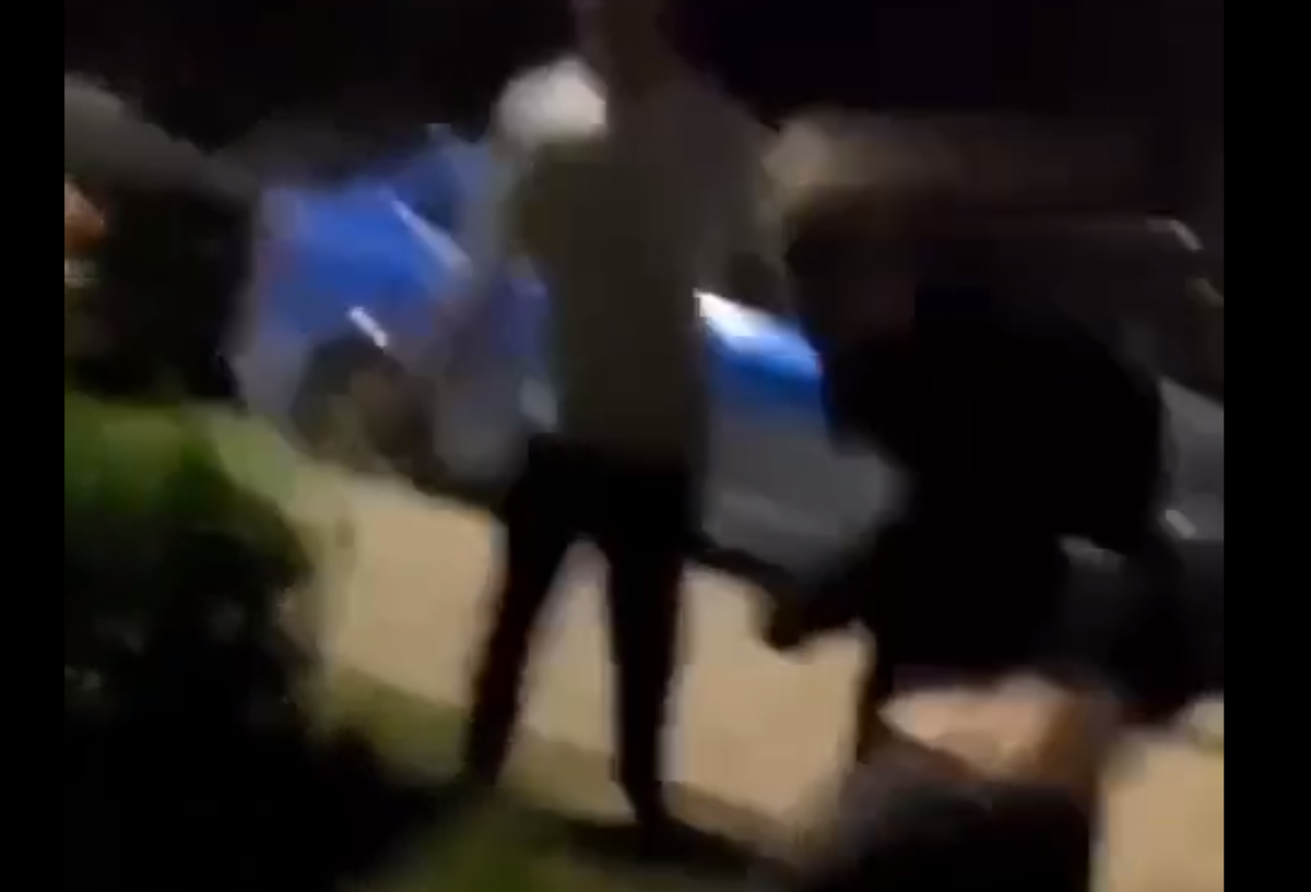 Стоп-кадр из видео с потасовкой.