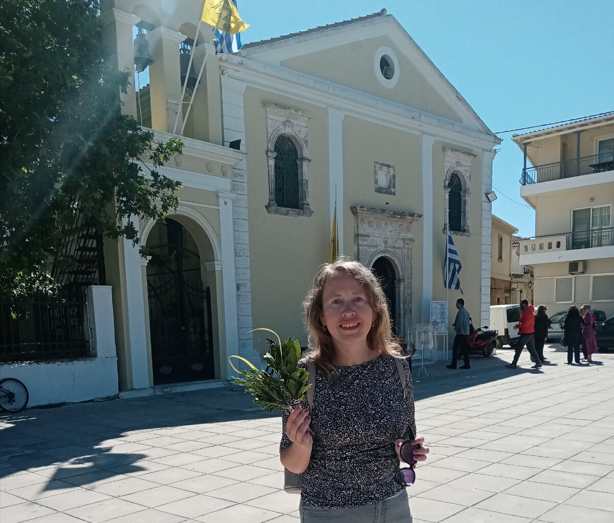 У храма Эвагелистрия 