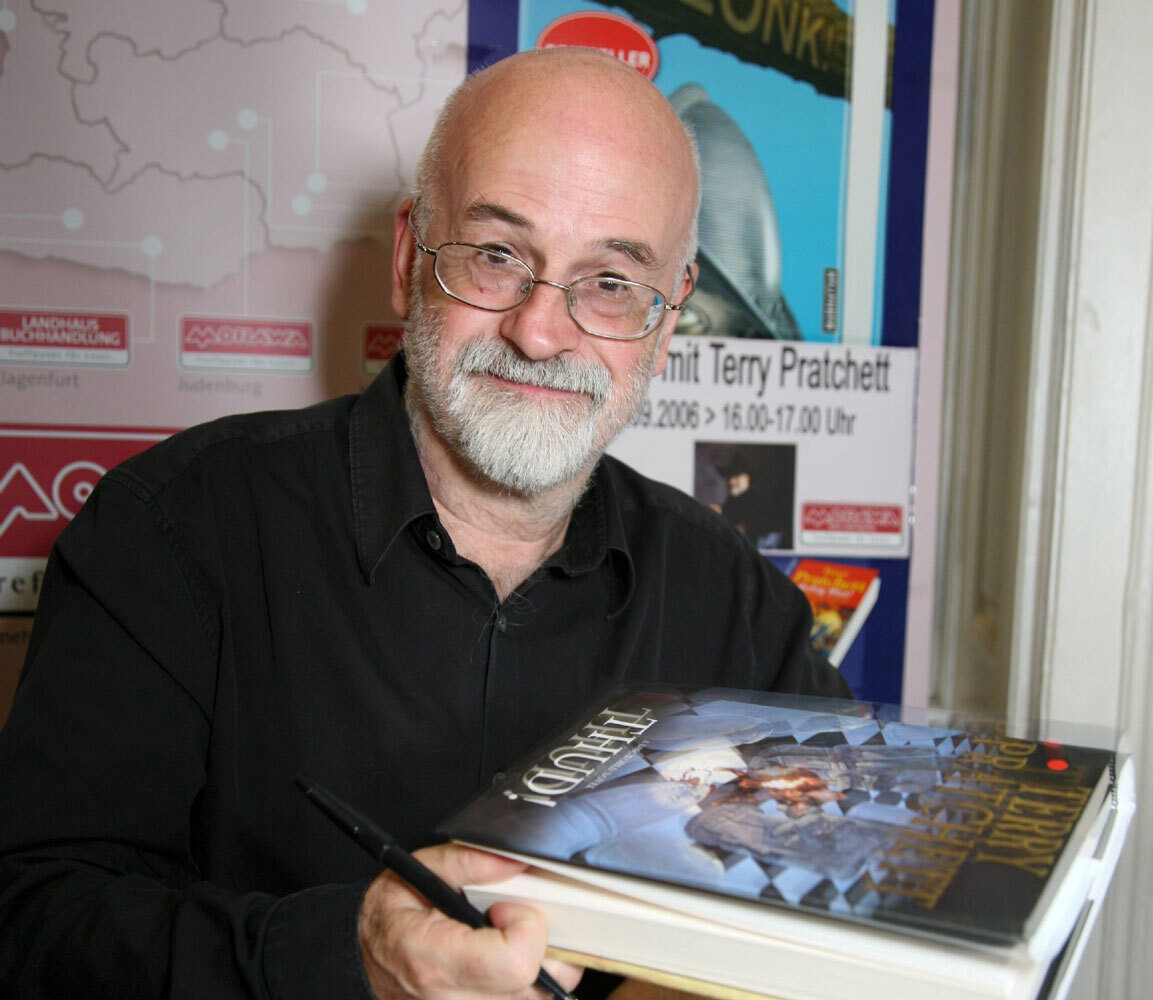    Терри Пратчетт раздает автографы в Вене, 13 сентября 2006 года   
imago stock&people/www.globallookpress.com