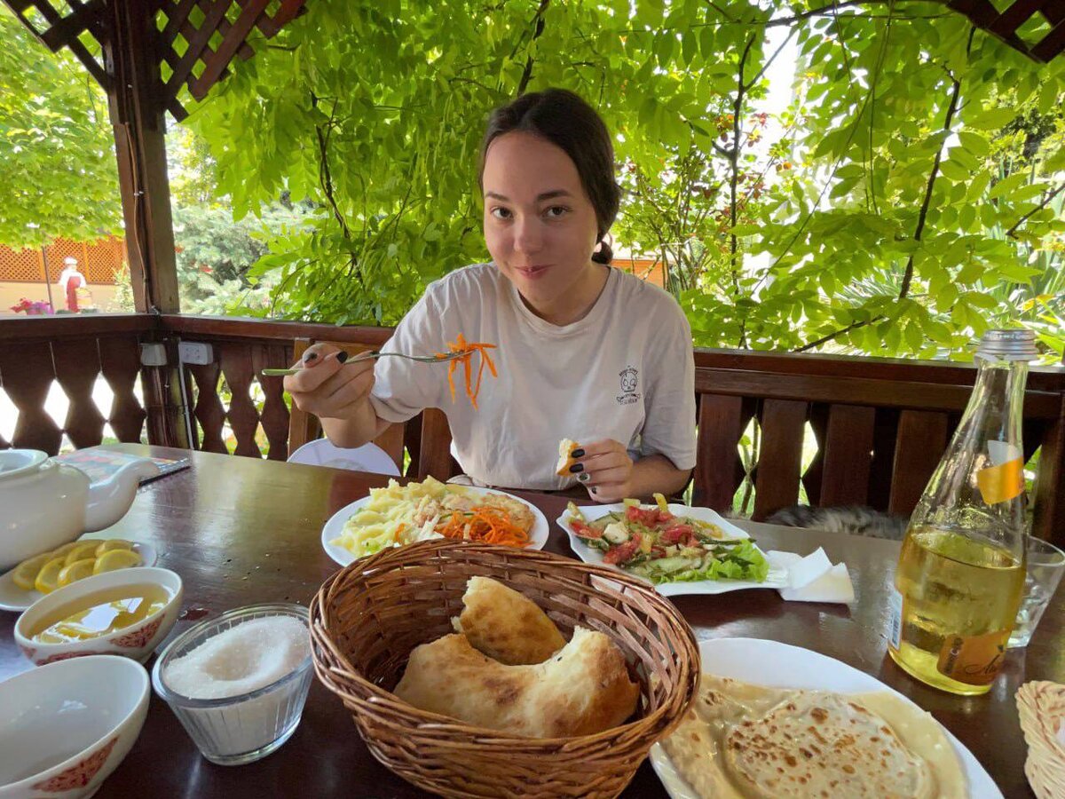 едим семьей в кафе Бахчисарая