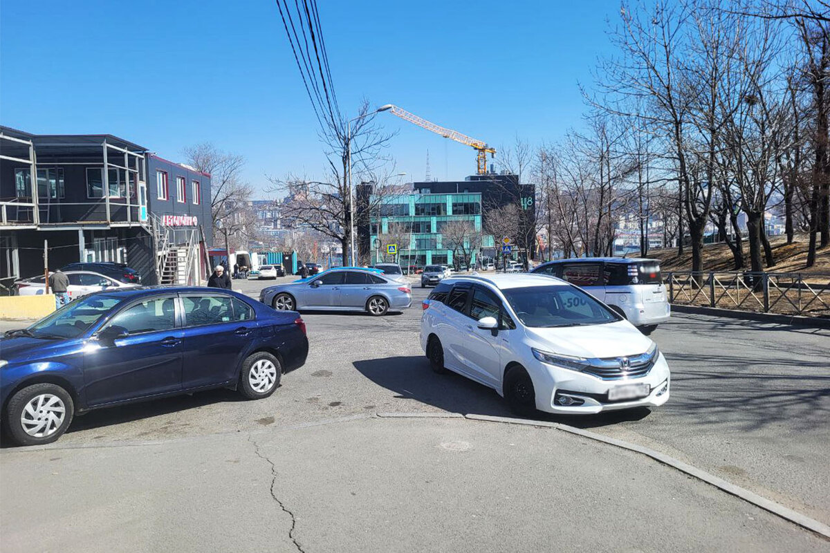 Если личный автомобиль пострадал в ДТП, когда стоял на парковке, нужно немедленно принимать меры.  Фото: Фото: ФедералПресс / Анна Миронова