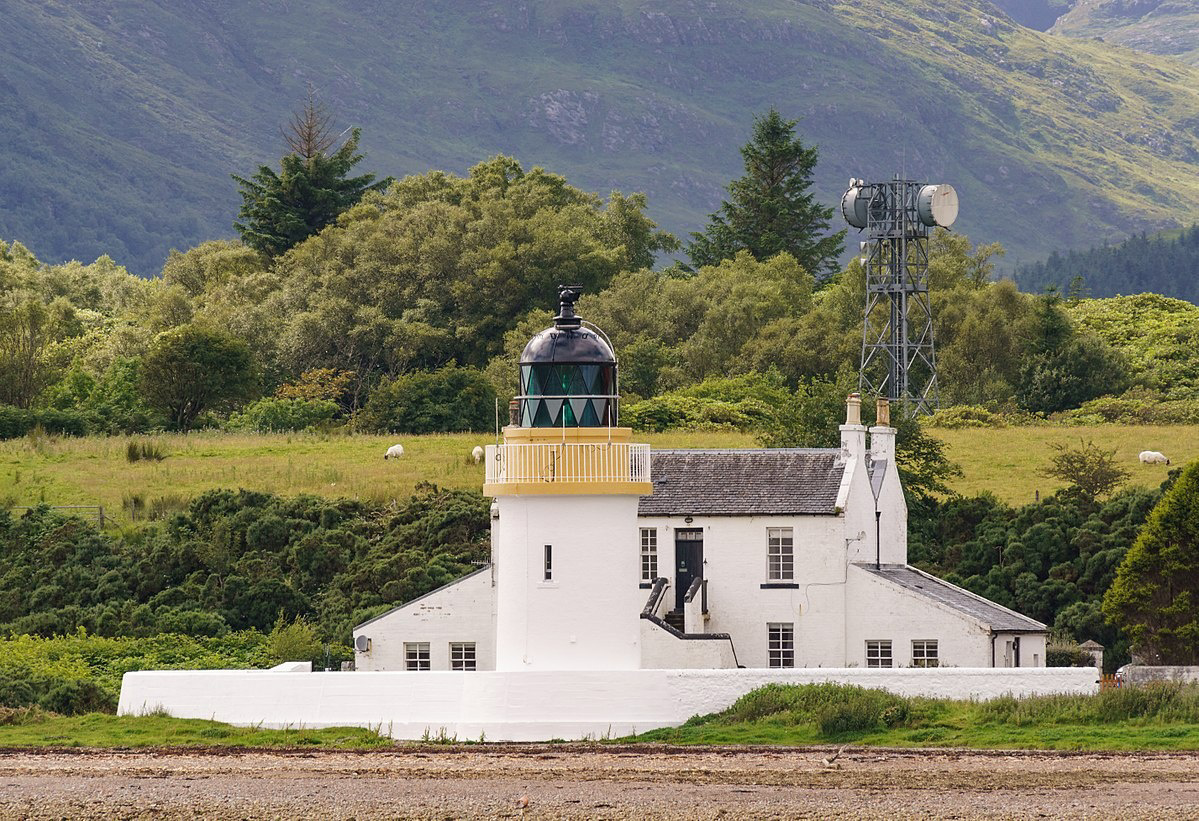 МаякКорран-Пойнт https://en.wikipedia.org/wiki/Corran_Point_Lighthouse#/media/File:Corran_Point_Lighthouse.jpg