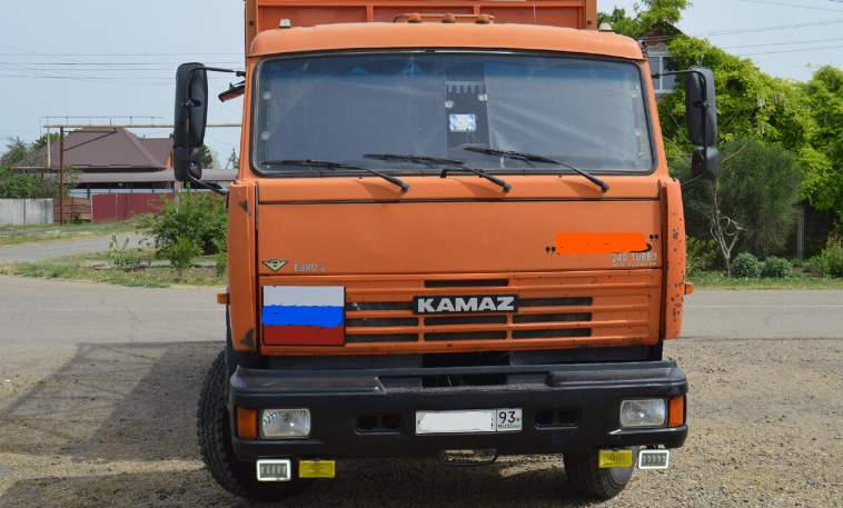 Фото автора. 28.04.2024. КАМАЗ "Колхозник" на улице станицы. В агрофирме идёт уборка люцерны на сенаж.