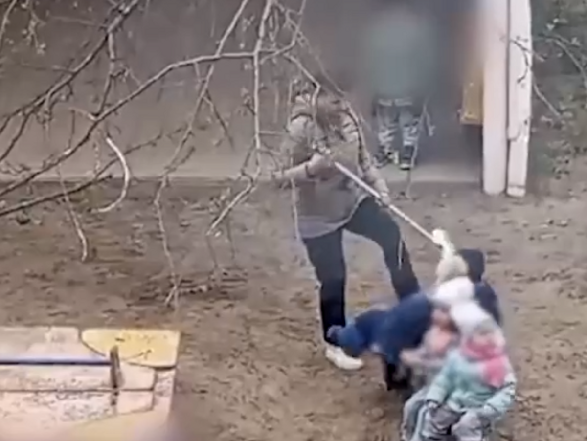    Воспитатель пнула ребенка в детсаду в Екатеринбурге© Кадр видео очевидца