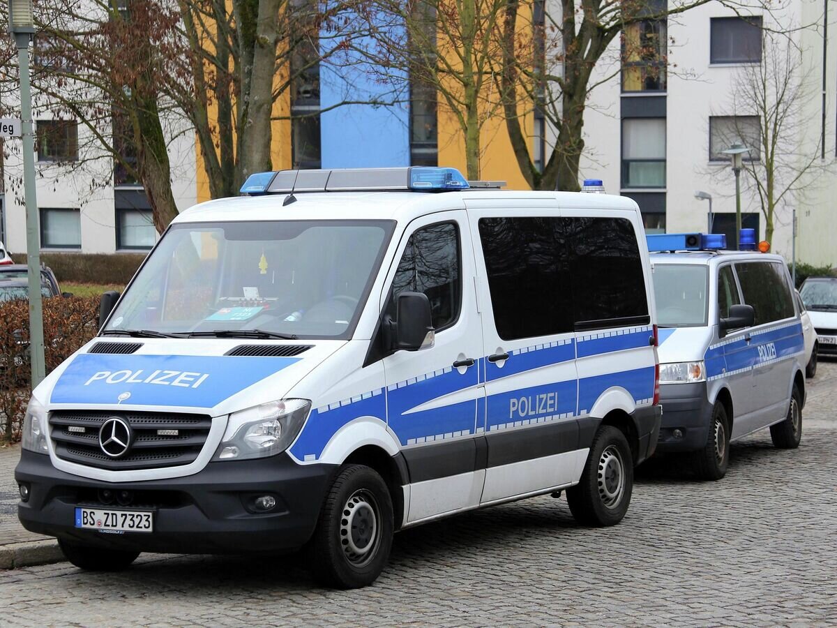    Автомобили полиции Германии© AP Photo / dpa / Stefan Rampfel