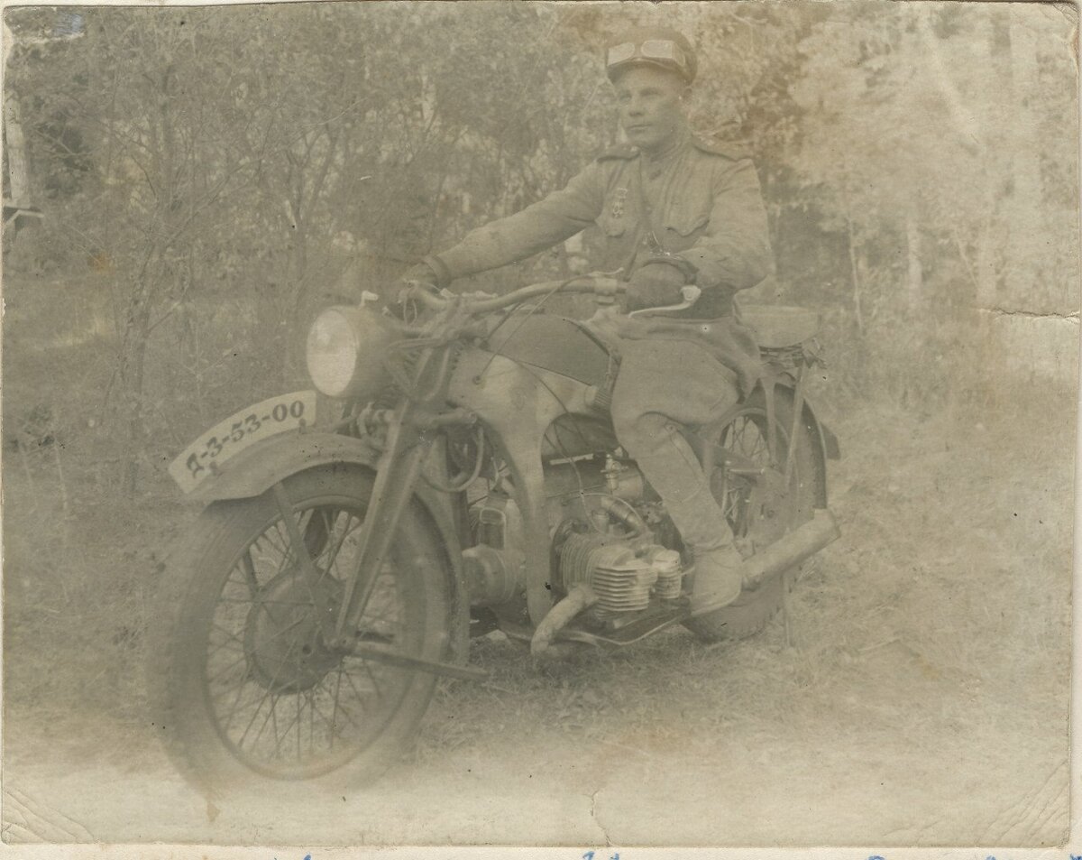 Офицер автомобильный частей РККА на трофейном мотоцикле Zundapp KS600. Германия 1945г. Фото из коллекции музея.