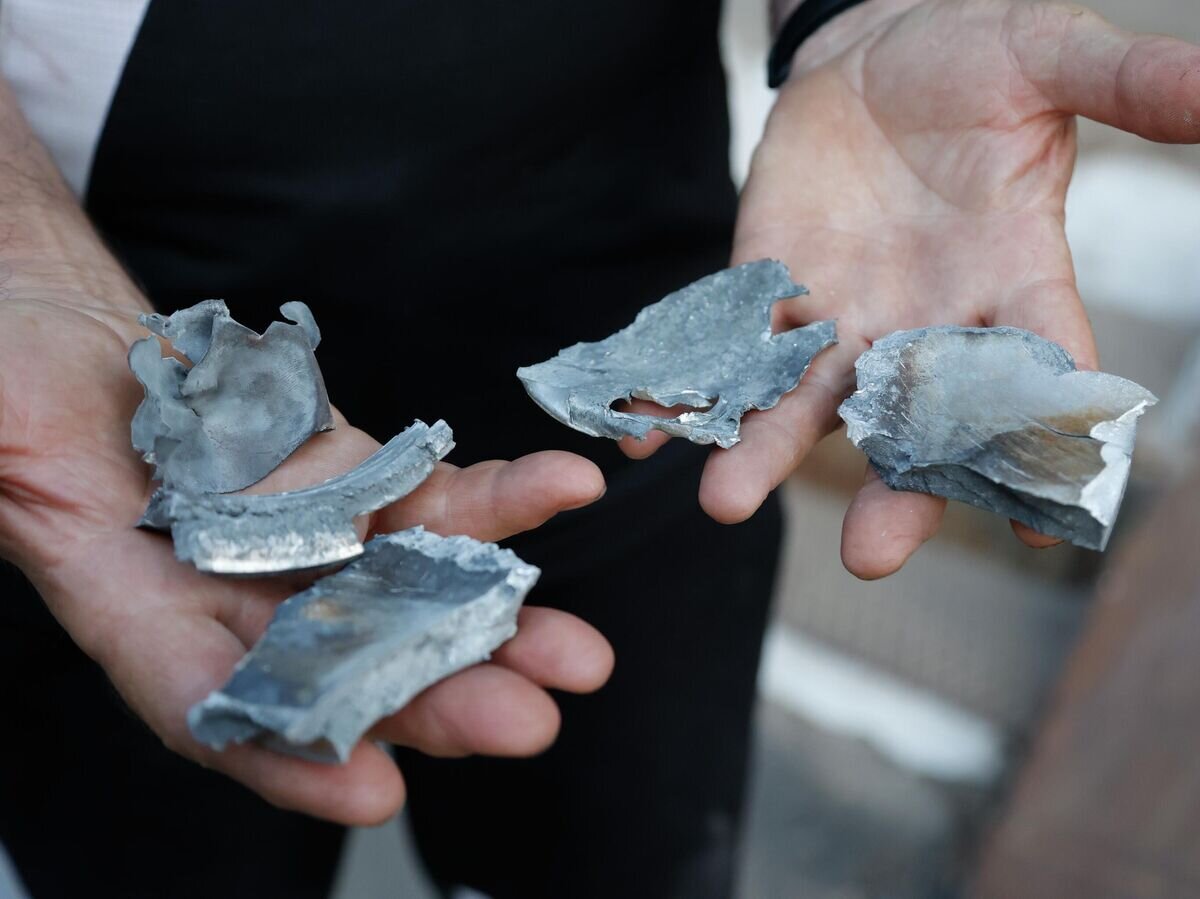    Мужчина демонстрирует осколки 155-мм снаряда, найденные неподалеку от жилого дома, после обстрела ВСУ жилого сектора в Калининском районе Донецка© РИА Новости / Сергей Аверин