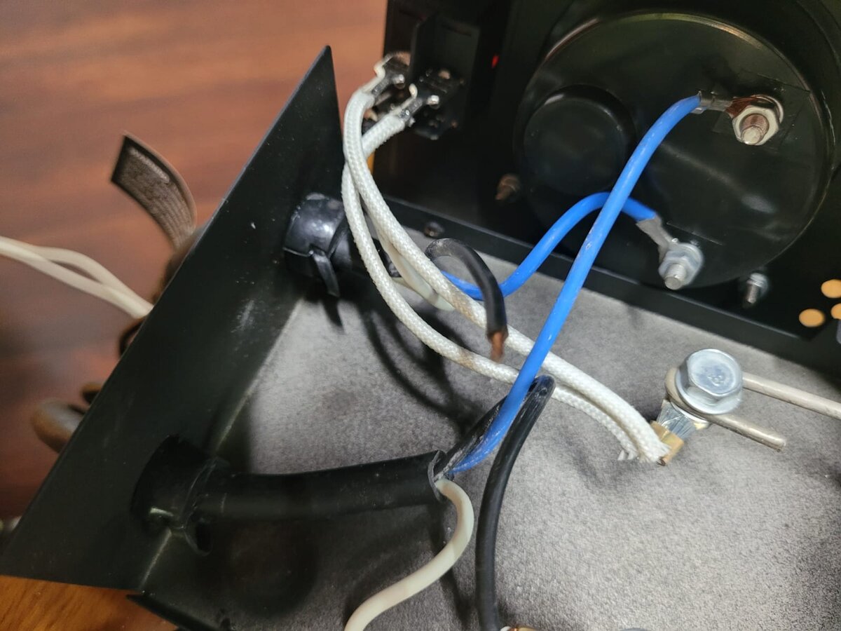 Вон, проводок от клеммы отвалился. Правда тут я ему уже изоляцию снял