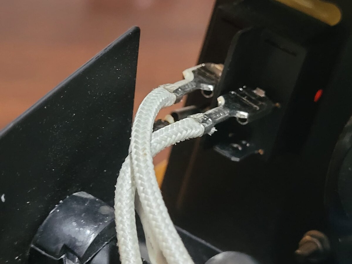 А вот и кнопка, куда проводок подходил, вид сзади