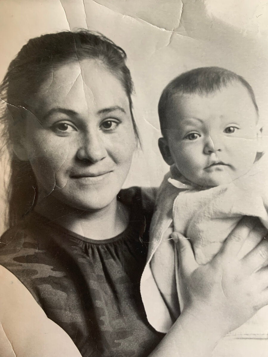 Я у мамы на руках. 9 октября 1969г.