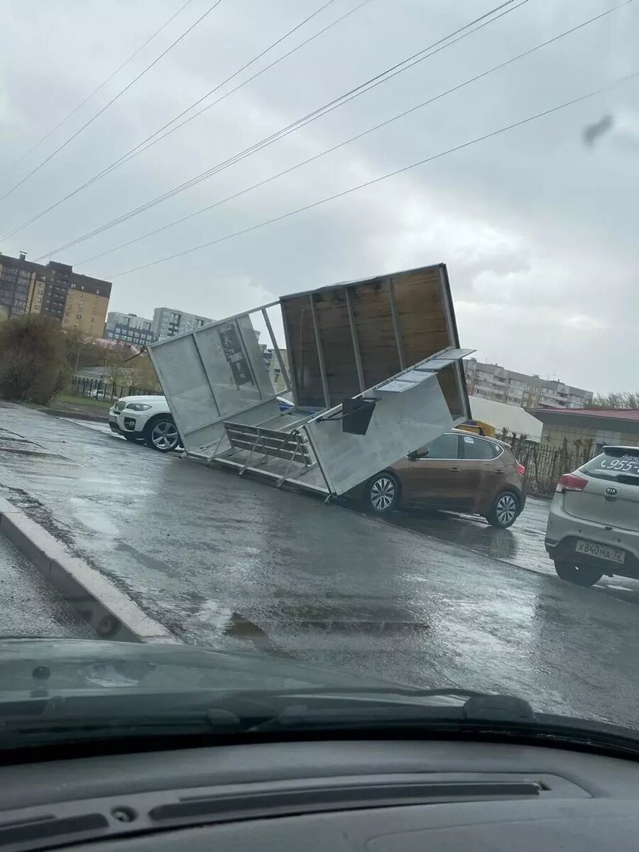 Ураганный ветер крушит в Тюмени остановки и мусорные баки | nashgorod.ru |  Дзен