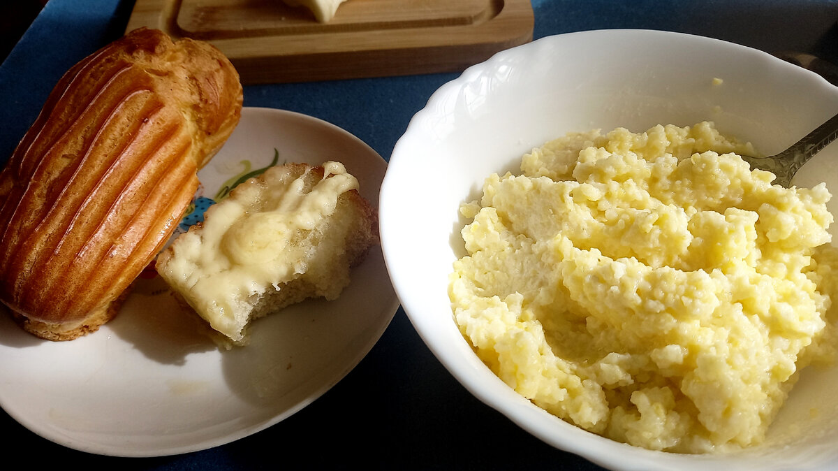 Стандартный многомамский завтрак: каша, горячие бутерброды и бонусом заварные пирожные (купила, не пекла, а то подумаете ещё про меня ерунду какую-нибудь)