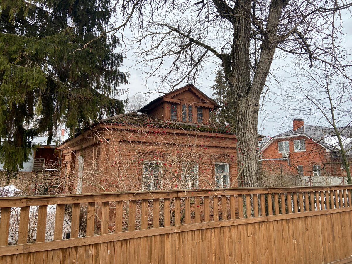 Деревянный забор, фото сделано в Подмосковье