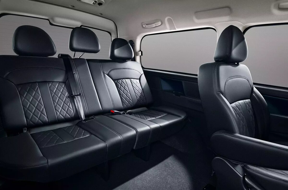 Кресло водителя оснащено шестью регулировками, а переднее пассажирское можно настроить в четырех направлениях. Есть мультимедийная система с экраном диагональю 10 дюймов, три USB-разъема и 3,5-дюймовый экран на приборной панели.