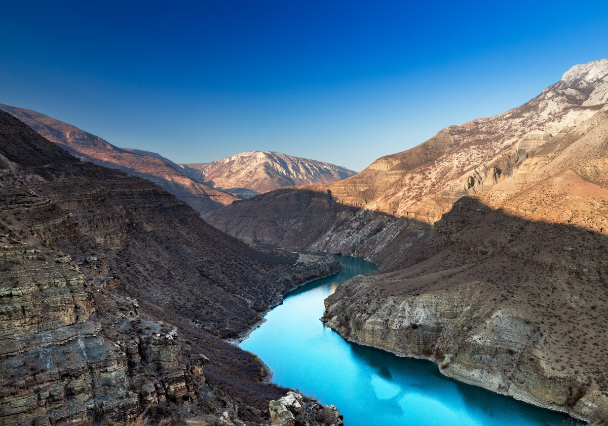 Классных природных достопримечательностей в горном Дагестане много. Стоит только отъехать из Махачкалы на 100–150 километров и вы удивитесь совершенно иной картинке.-3