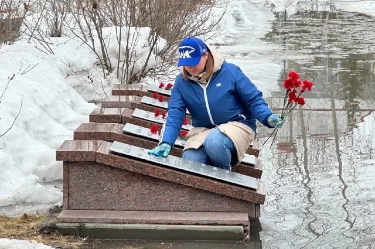    Энтузиасты очистили от мусора мемориальные комплексы и места захоронений героев.