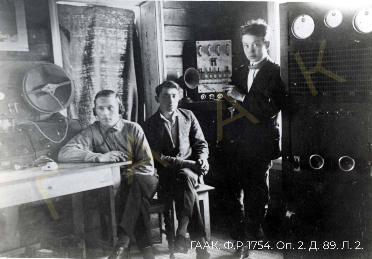 Кружок радиолюбителей в Барнауле, 1931 год. Источник фотографии - Государственный архив Алтайского края. 