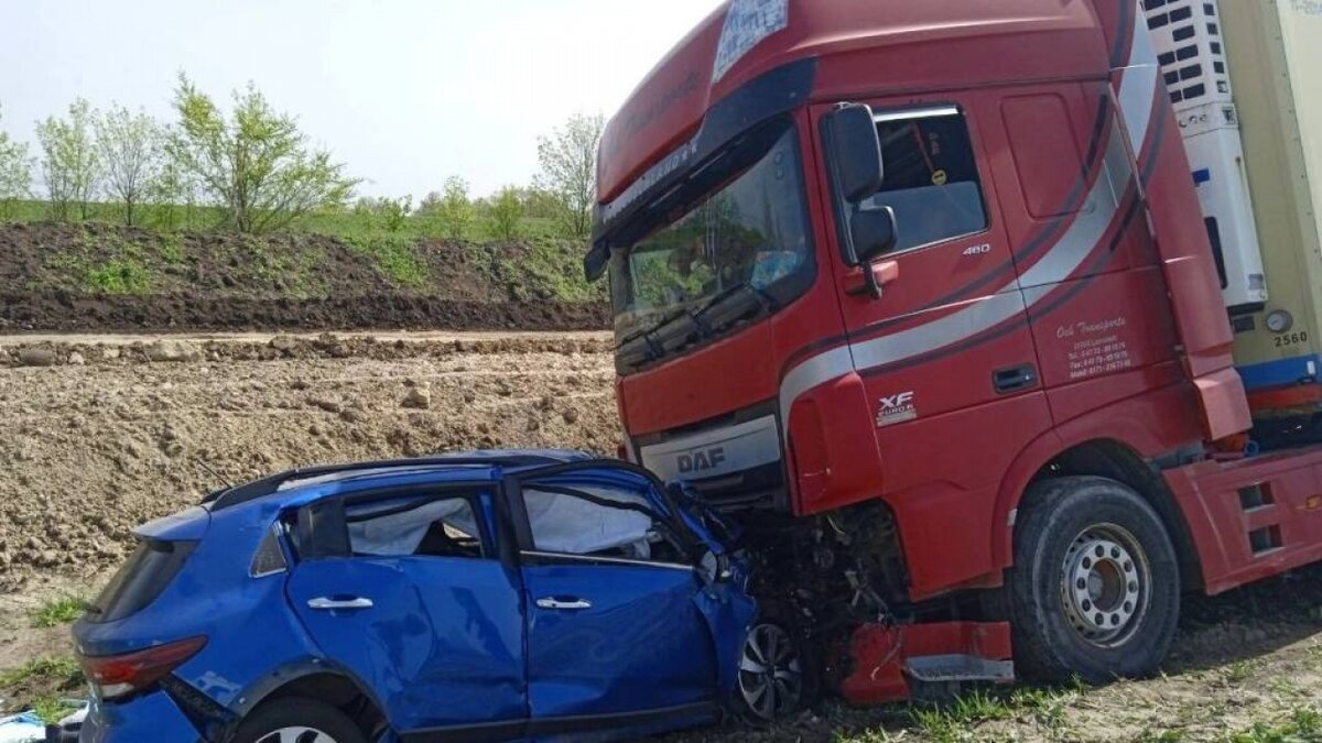    Под Саратовом 2 человека погибли в лобовом столкновении фуры и Kia Новости Саратова и области – Сетевое издание «Репортер64»
