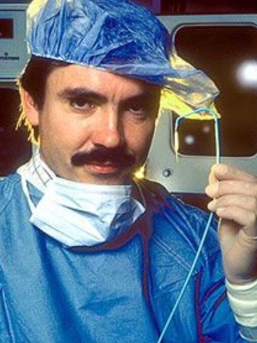 Андреас Роланд Грюнциг (1939-1985). Создатель методики транслюминальной баллонной ангиопластики. На этом фото он изображён с тем самым катетером, с помощью которого удаётся расширить просвет артерии.