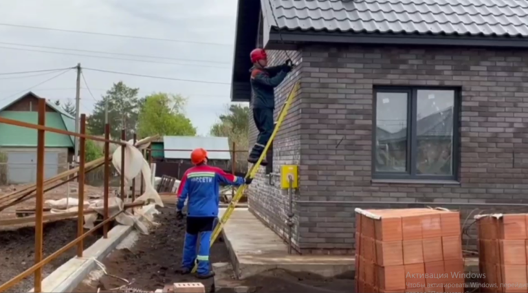    Оренбуржье восстанавливают электричество на подтопленных территориях частного сектора Марина Шарт