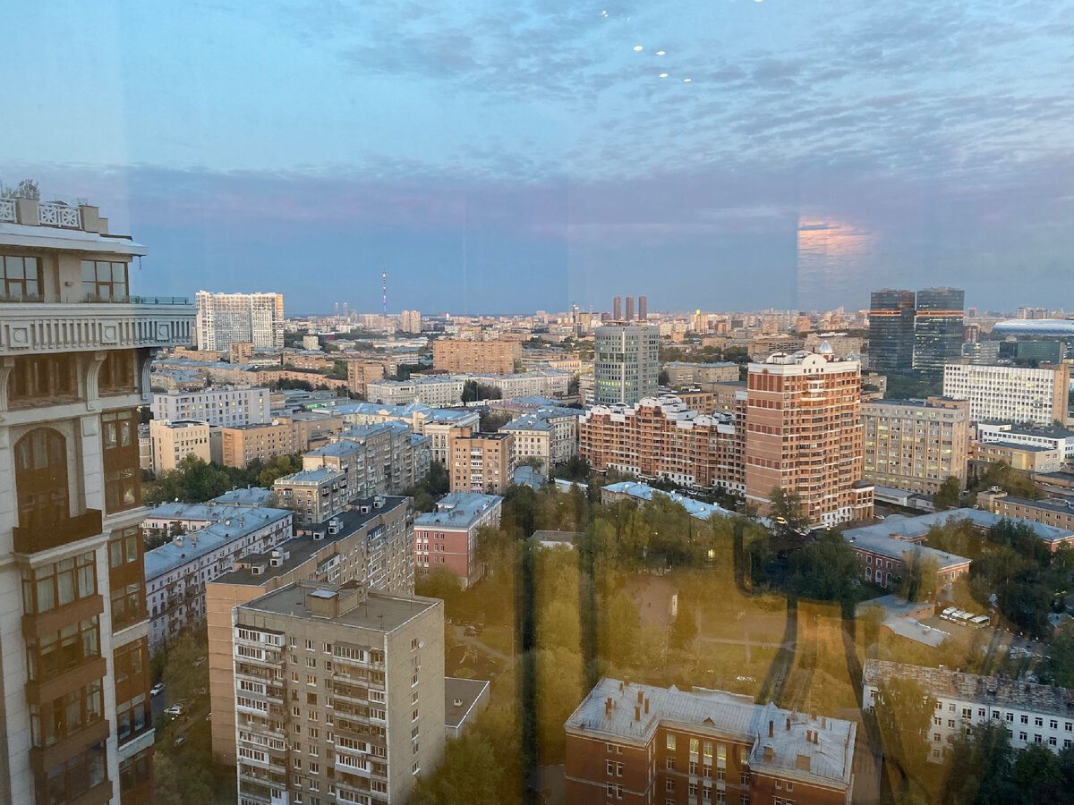 Например, вот такой вид из окна - стремление каждого амбициозного москвича. Фото автора: закат/осень/2019.