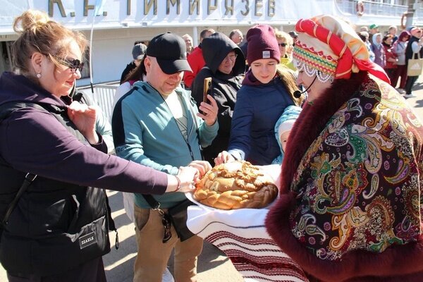    В Кинешме и Юрьевце встретили первые в этом сезоне туристические теплоходы