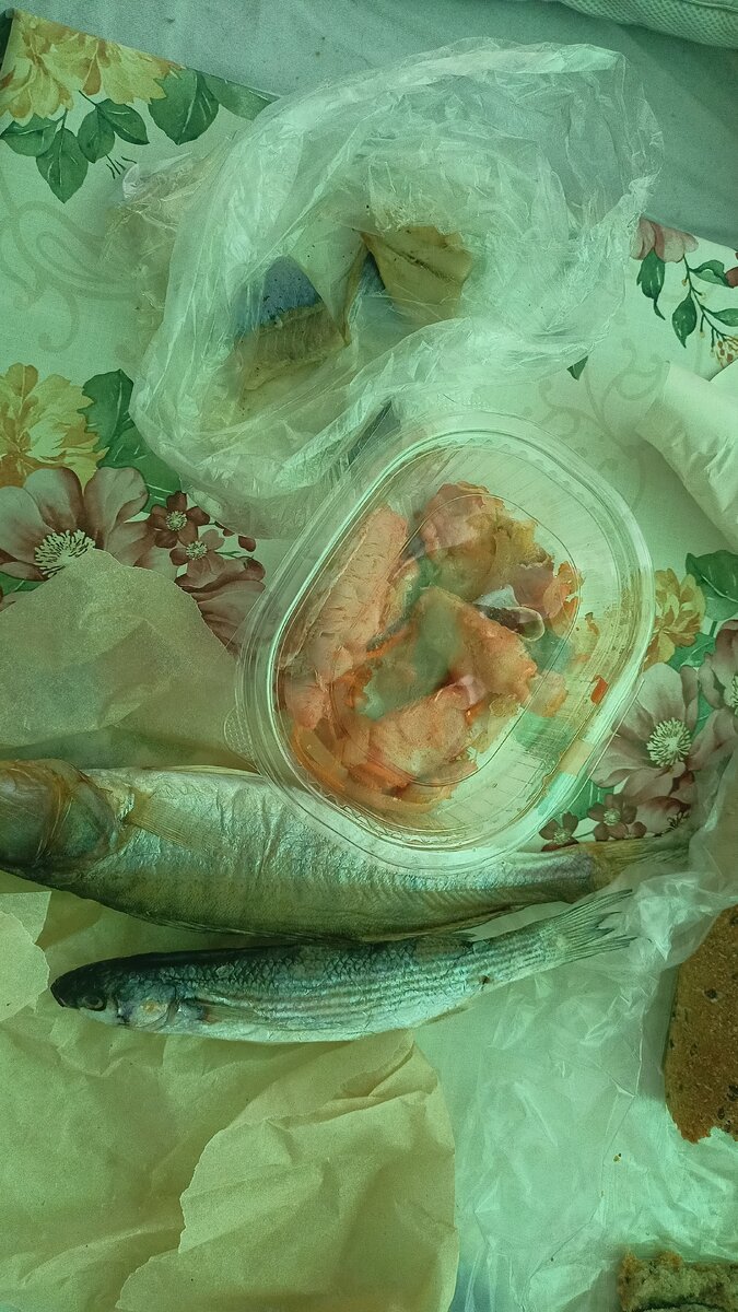 В Вербное Воскресенье можно вкушать рыбу постящимся, мы с подругой и подкупили себе на Керченском рынке кефаль, судака, хе из толстолобика , саламур из сельди!) Фото Елены Кузнецовой, апрель 2024 года.