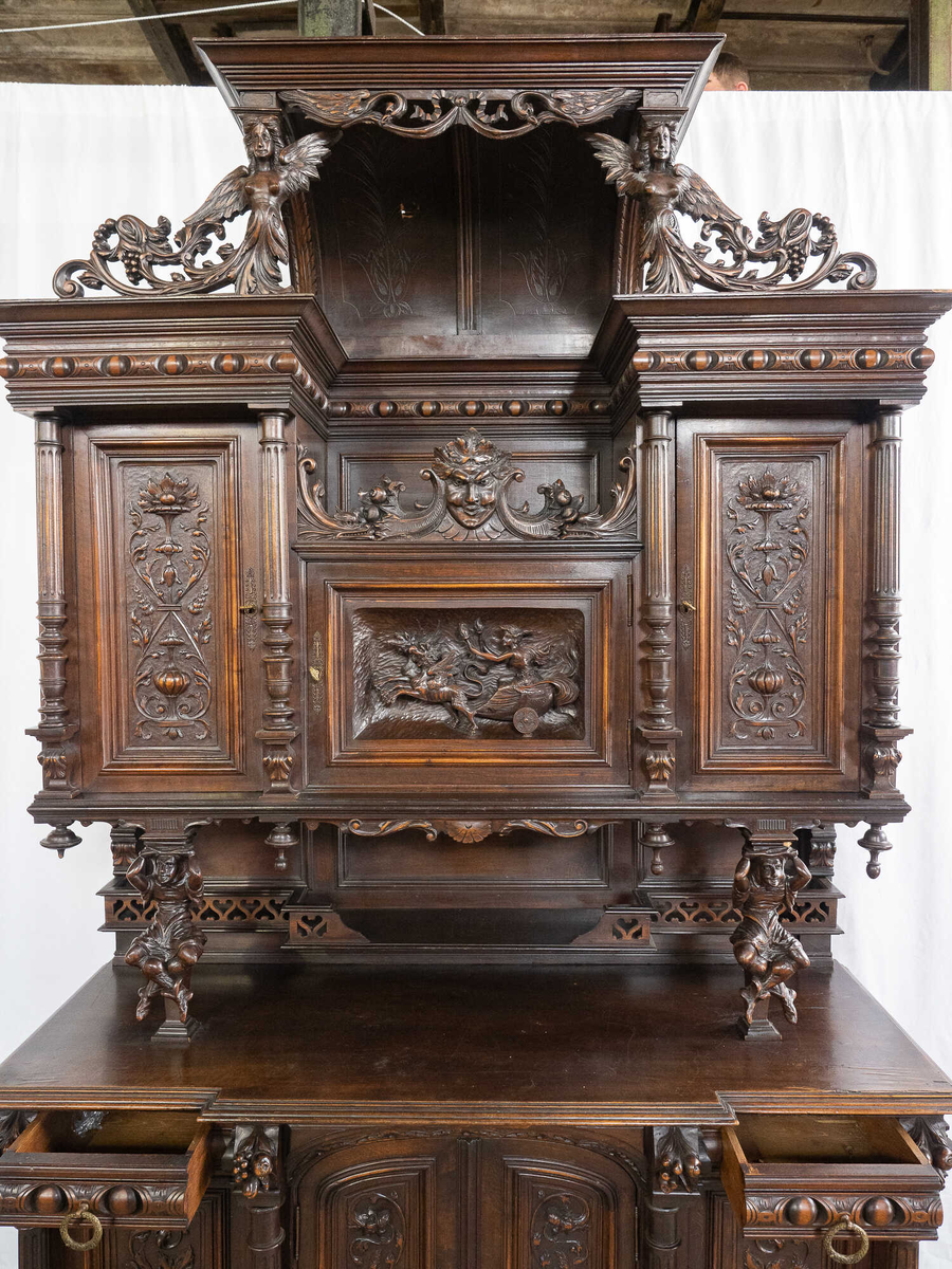 Антикварный французский буфет с богатым резным декором 1850-х гг. Собрание Alter Ego Home