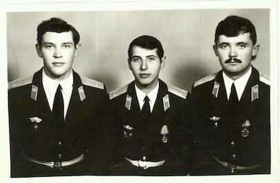 На фото- Слева- Леша Кругляк, справа- Саша Власенко, в центре-автор строк. г.Нахичевань.