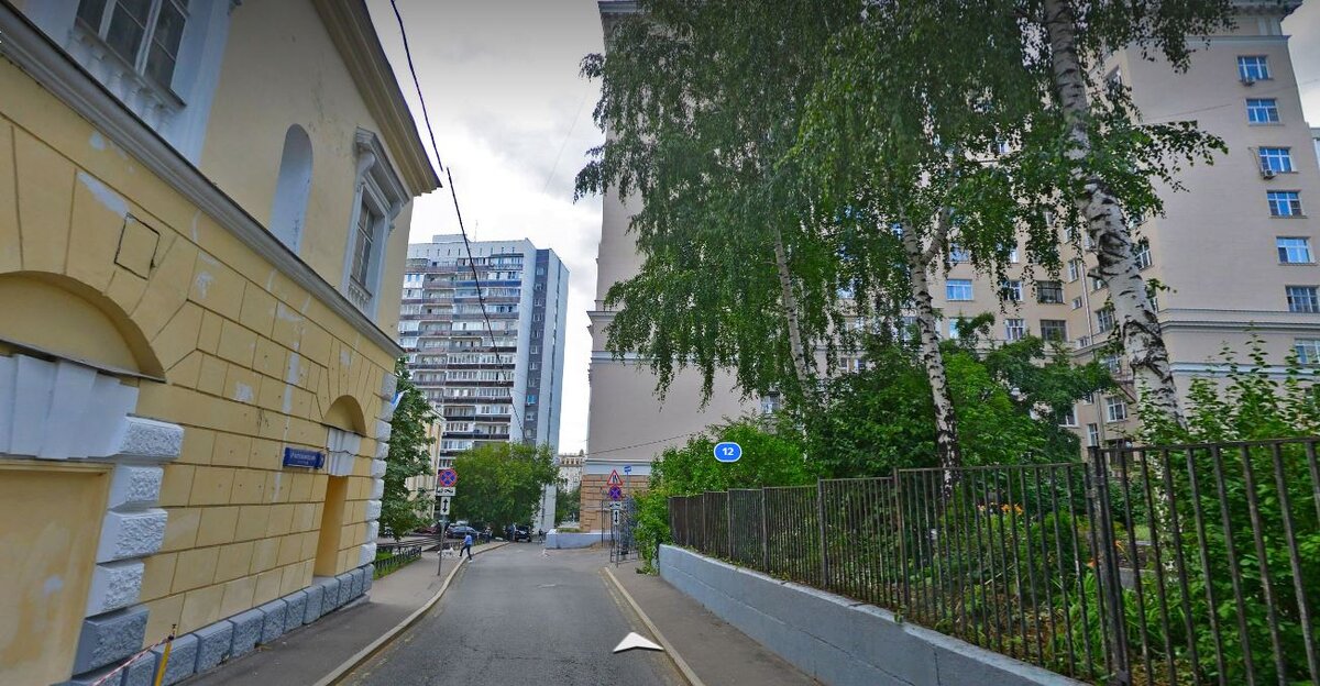 Вход в этот объект находится в жёлтом здании, которое выглядит как жилое. Фото: Яндекс.Карты