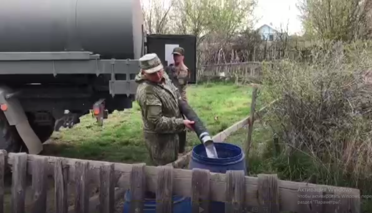    Военнослужащие Ясненского ракетного соединения помогают в ликвидации паводка в Оренбуржье Марина Шарт