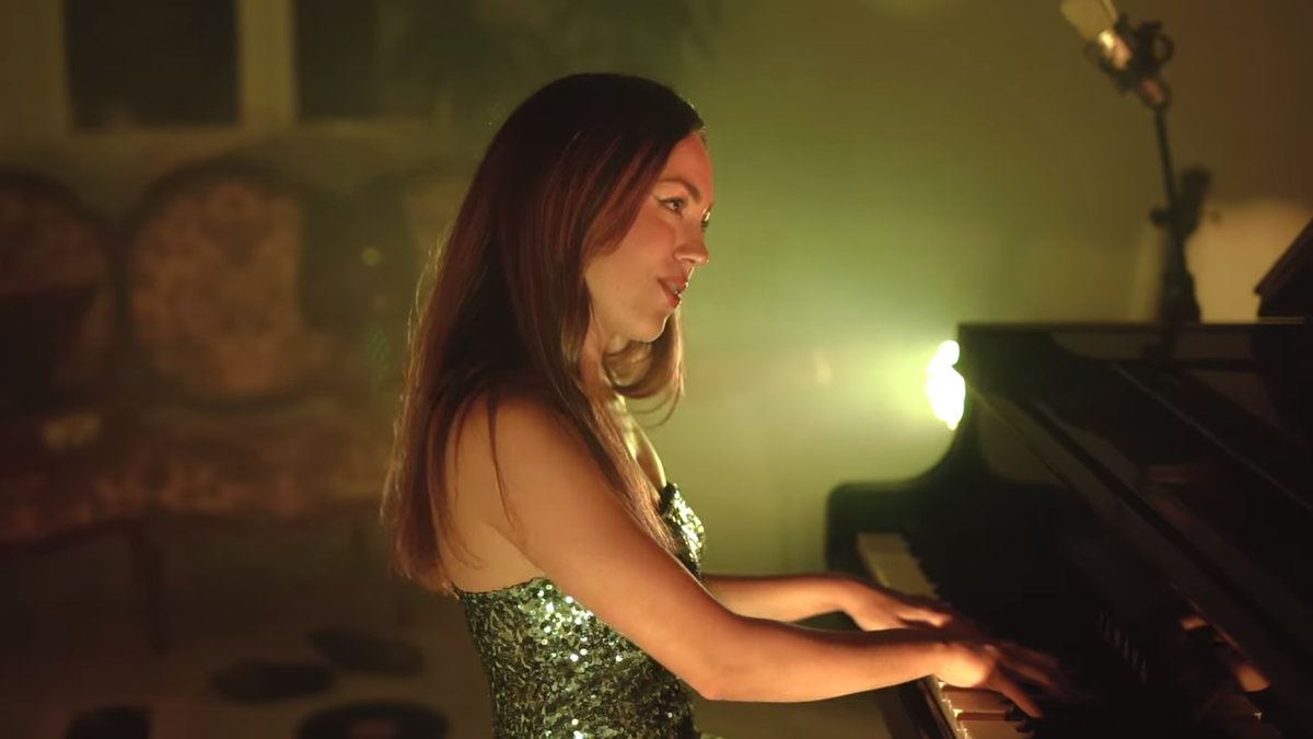 Кадр из клипа Марии Паррадо «Vinilo», 2024 г.