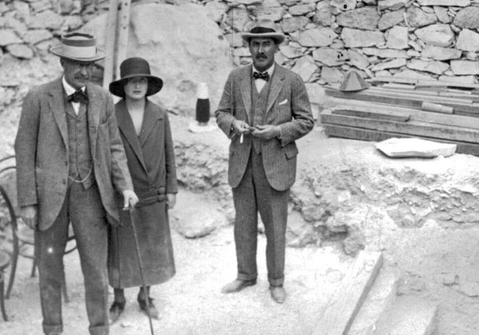    Лорд Карнарвон, его дочь Эвелин и археолог Говард Картер у гробницы Тутанхамона. Фото: wikipedia.org