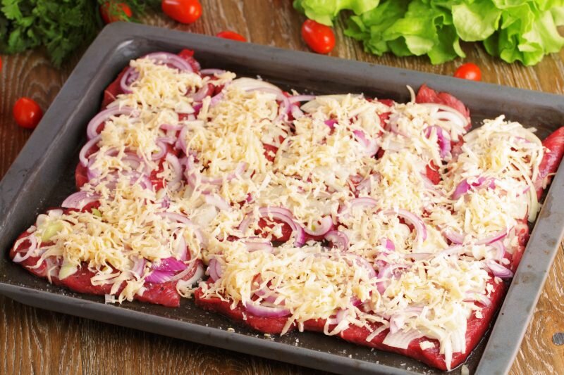 Мясо содержит большое количество белка, который насыщает организм, дарит пролонгированное чувство сытости, способствует наращиванию мышечной массы, улучшает обмен веществ. Оно прекрасно сочетается с различными видами гарниров, свежими овощами и зеленью. Поэтому многие хозяйки используют его в качестве основного компонента для приготовления всевозможных блюд. Рассмотрим топ-3 рецепта мяса, позволяющих приготовить вкусные, сытные и оригинальные блюда!