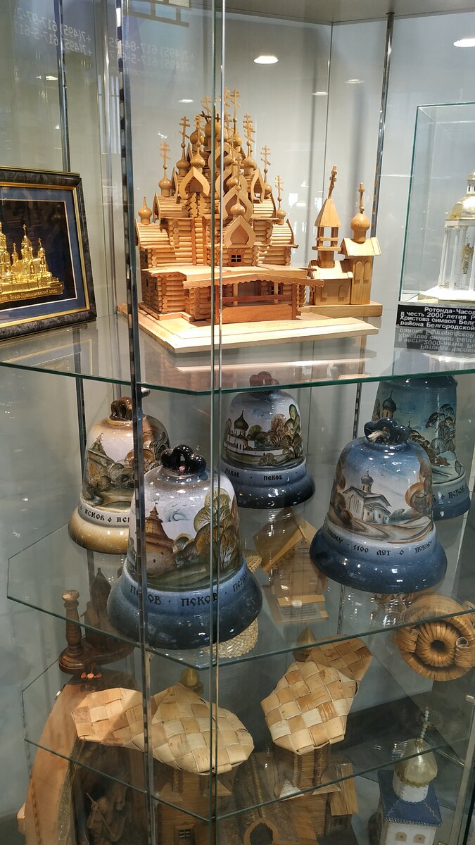 Стеклянные витрины с экспонатами программы "Поле чудес" (листайте слайды)