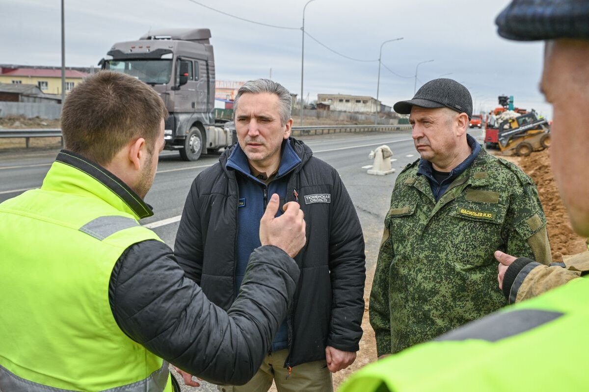По словам губернатора, укрепление федеральной дороги продолжается.  Фото: Фото пресс-службы правительства Тюменской области