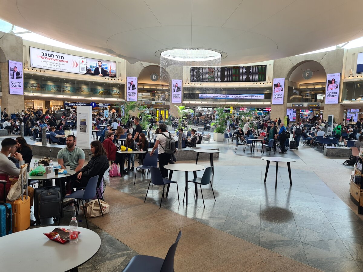 Зал для вылетающих с кафешками, магазинами и Дьюти Фри