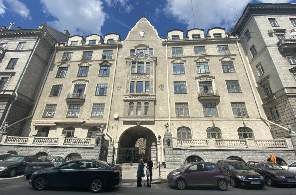 Мы проходили мимо дома, который есть в моей книге, там жила главная героиня