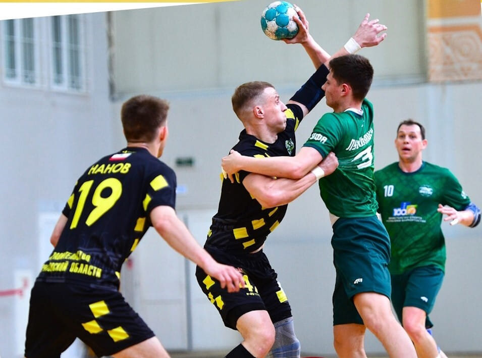 Ярослав Лукьянцев (с мячом) против Андрея Трофимца