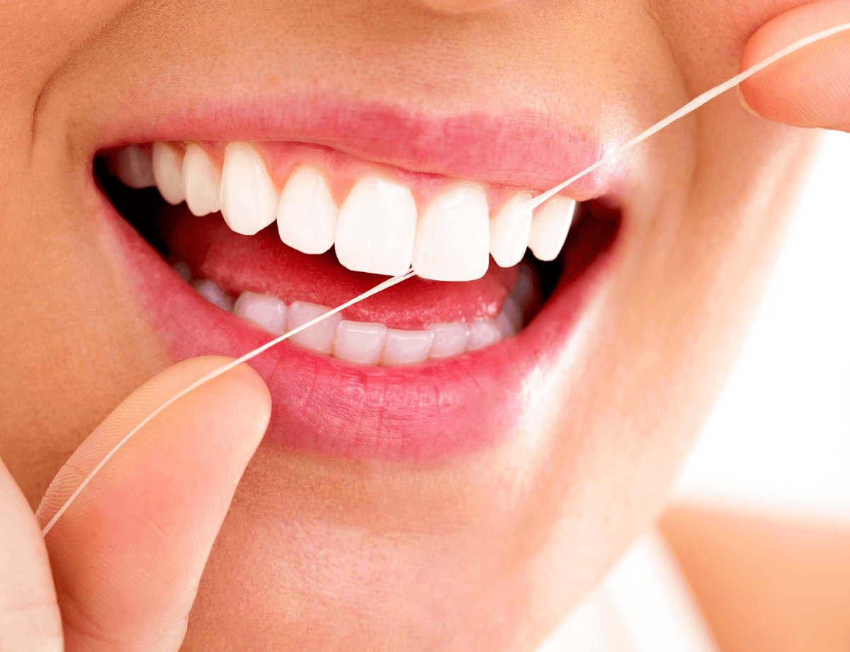 Зубная нить помогает предотвратить появление контактного кариеса