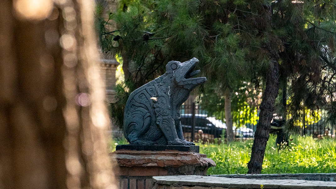 Фонтан в саду у дворца