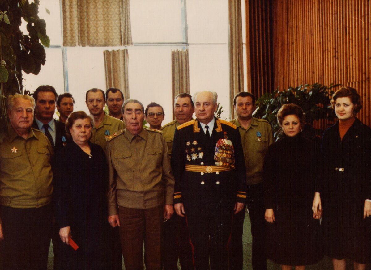 Слева на право: Генерал А.Я.Рябенко, Г.В.Федотов, А.В,Садофьев, В.Т.Медведев.Справа за спиной Л.И.Брежнева его врач Косырев М.Т