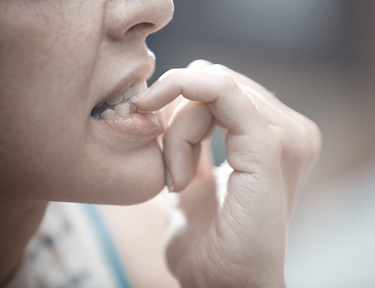 Привычка грызть ногти негативно сказывается на состоянии зубов