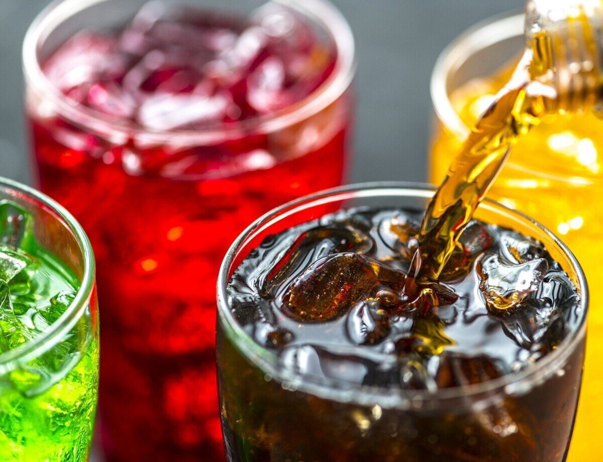 Газированные напитки могут стать причиной разрушения эмали. Фото: Freepik