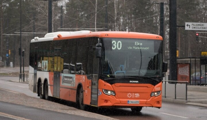 Автобус Scania обратите внимание на то что справа трамвайные пути , это трамвай Raide-Jokeri . Заменил автобусный маршрут 550