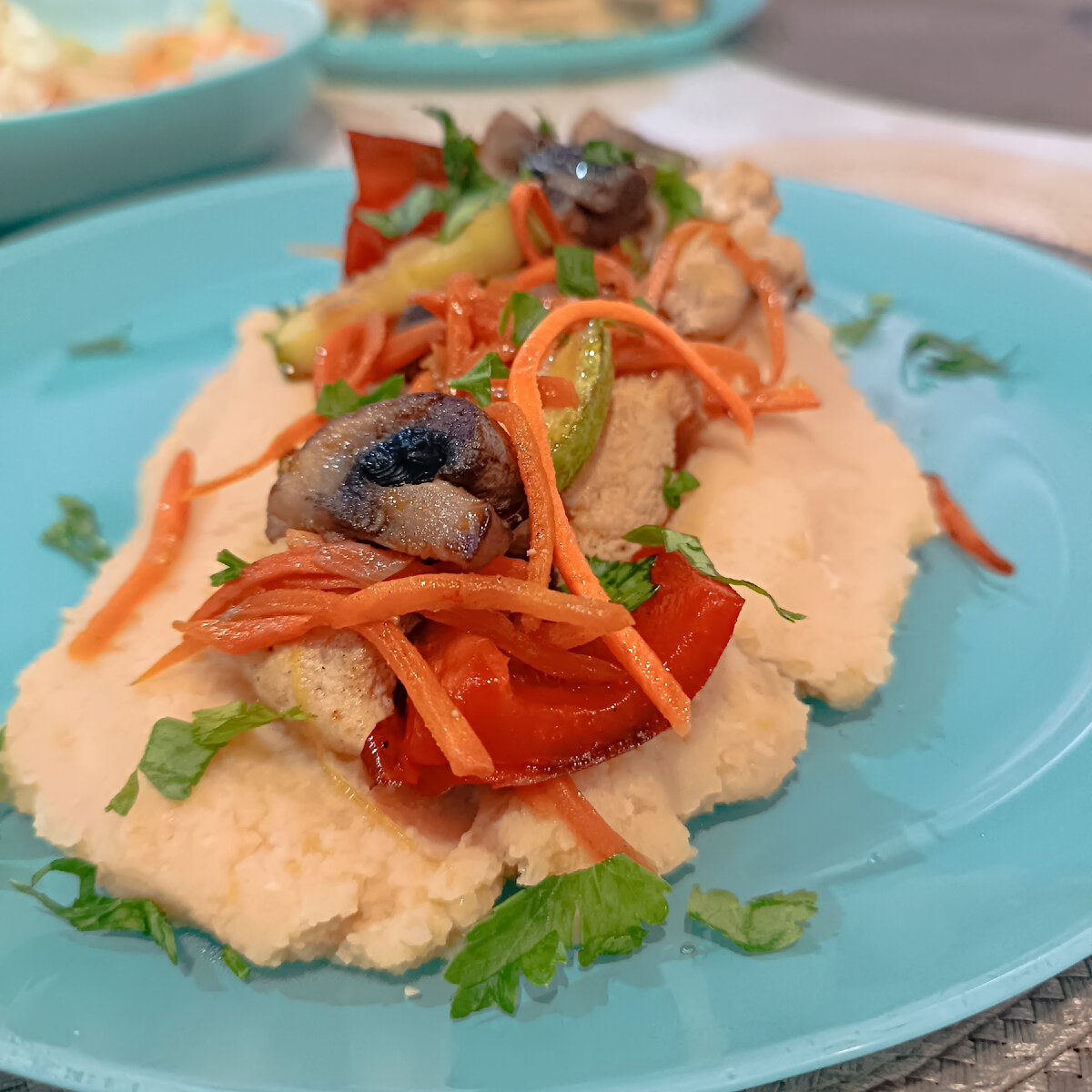 Меню выходного дня. Куриная грудка, запечённая с овощами и грибами, с  гороховым пюре. | Красиво есть не запретишь с NAVIUS | Дзен