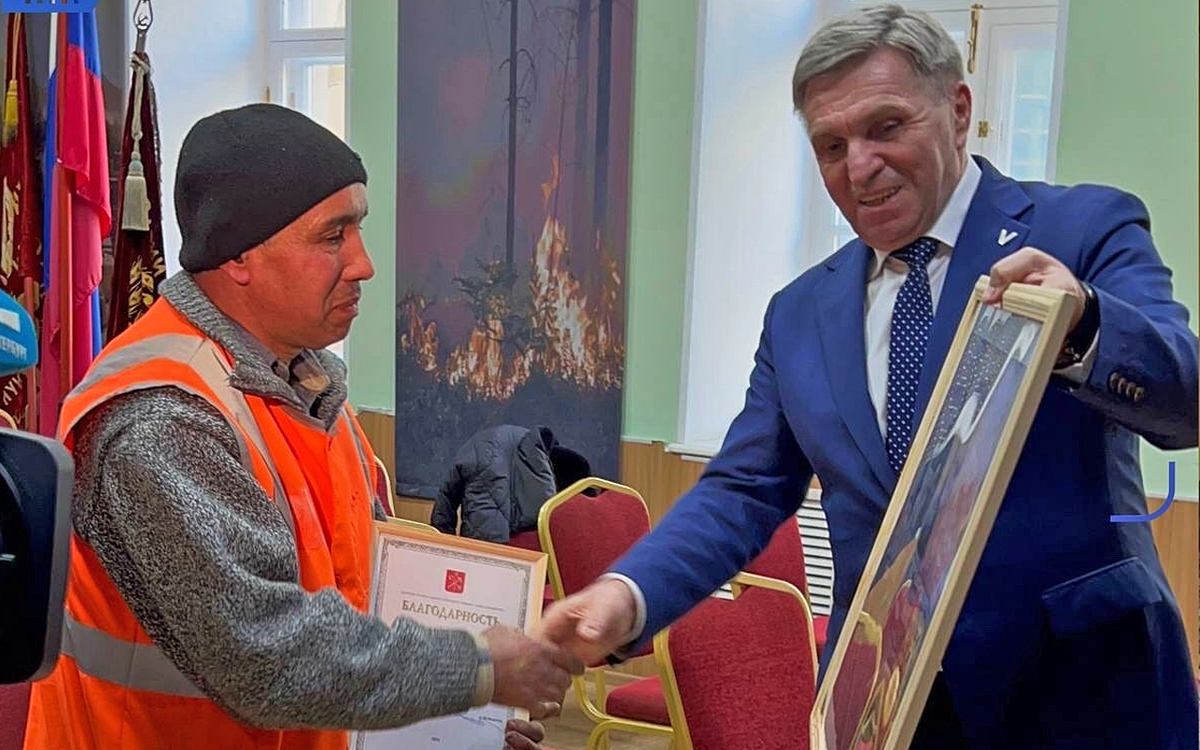 Глава Адмиралтейского района Петербурга Сергей Оверчук лично поблагодарил героя и вручил ему необычную награду - картину с видом района,