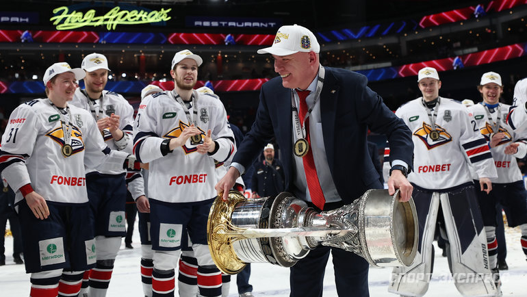    Андрей Разин с Кубком Гагарина.Александр Федоров