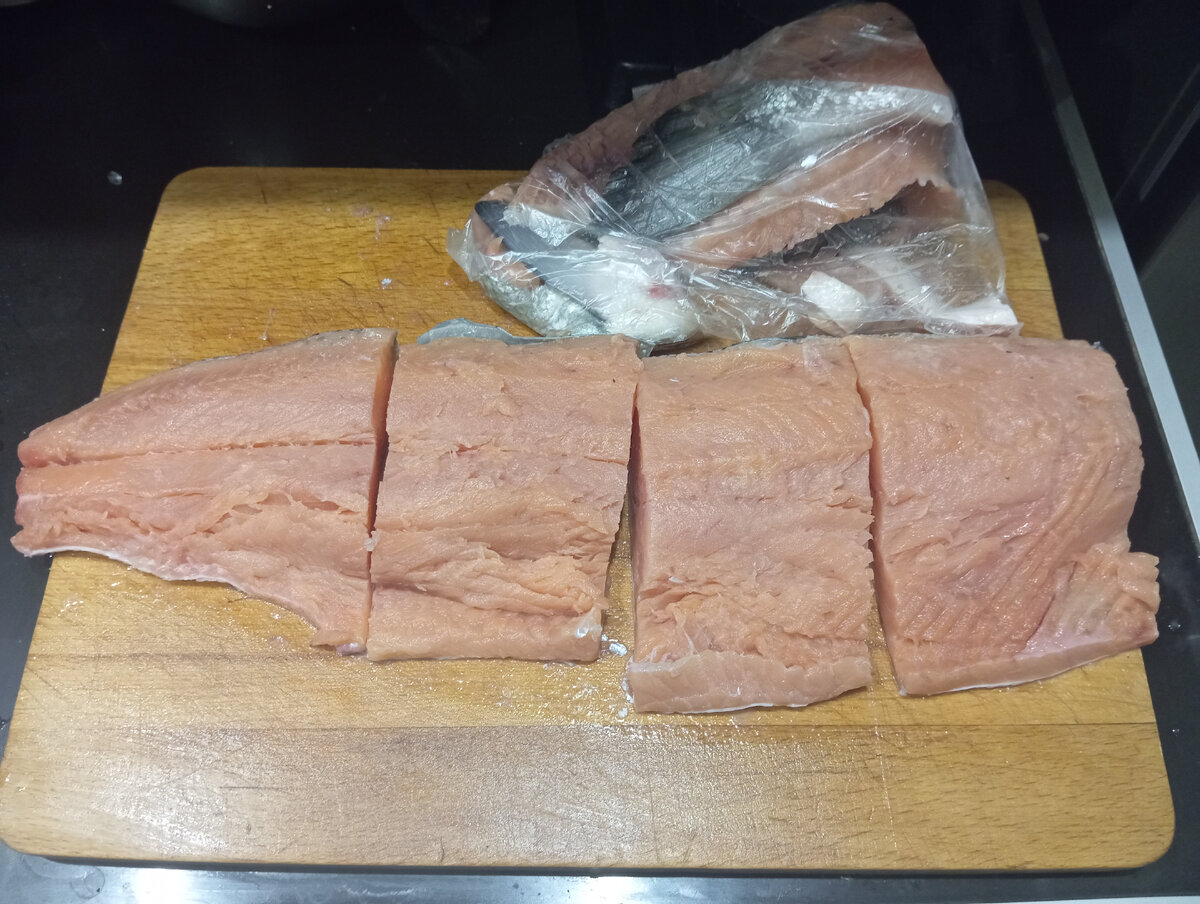 Филе разделано, кости на суп в пакете.