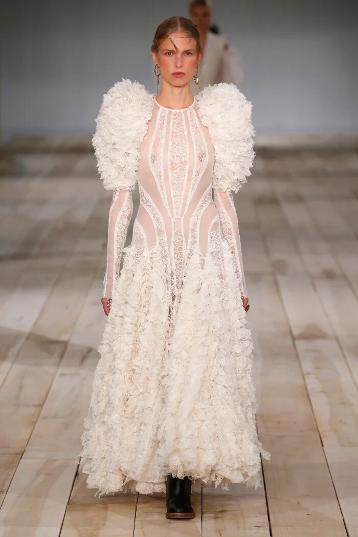 ALEXANDER MCQUEEN весна 2020, @fashionista